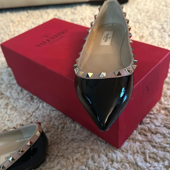 Authentic VALENTINO
Black/Nude Patent Leather Rockstud Flats Size US 38 - Picture 11 of 12